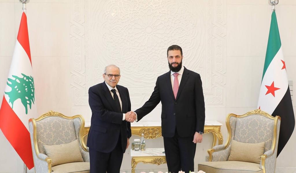الرئيس الشرع مستقبلاً الرئيس سلام في قصر الشعب بدمشق