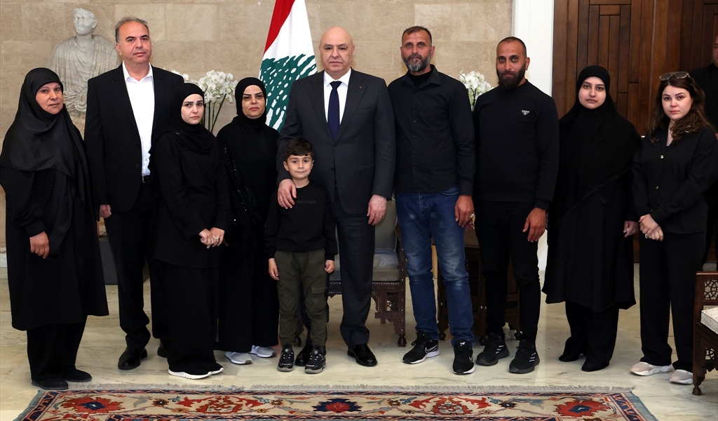 الرئيس عون يتوسط وفد أهالي شهداء مياه لبنان الجنوبي