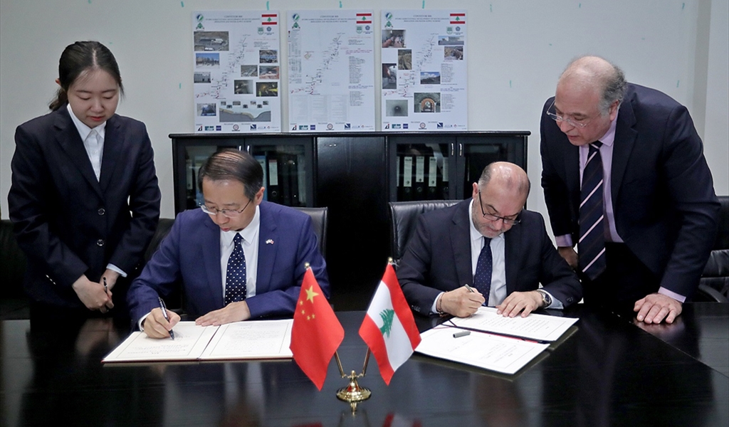 المهندس قباني والسفير الصيني خلال التوقيع