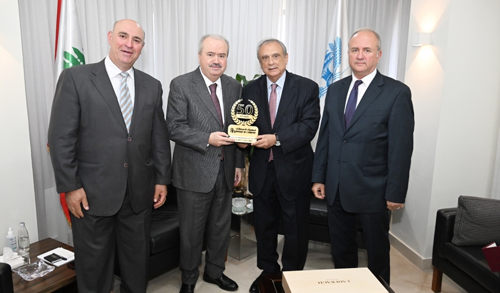 حبيب يقدم للوزير جابر اليوبيل الذهبي لمصرف الإسكان
