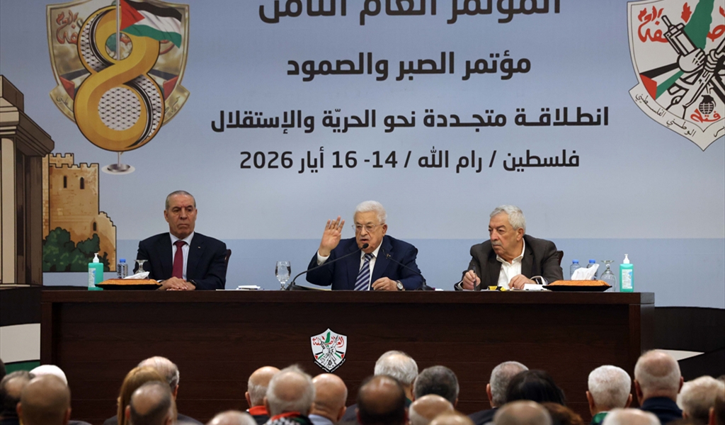 الرئيس عباس مُتحدثاً ومُتوسطاً العالول والشيخ  في افتتاح المُؤتمر الثامن لحركة «فتح» في رام الله
