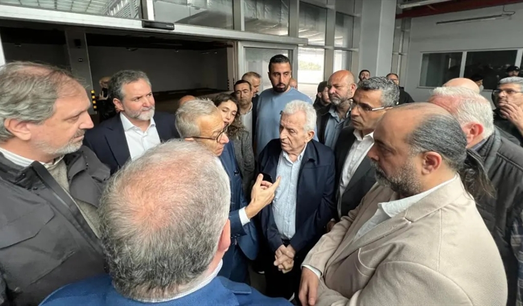 الوزيران البساط وهاني خلال الجولة في سوق الخضار