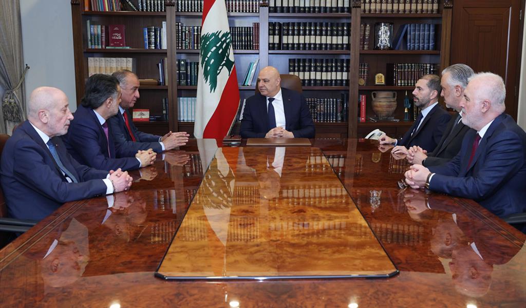 الرئيس عون مجتمعاً مع وفد تكتل «الاعتدال الوطني»