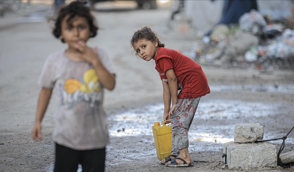 من إعلام العدو: آلاف الهجمات وتهجير مئات الأطفال من منازلهم و64 قتيلاً، وإِلـهنا واحد!
