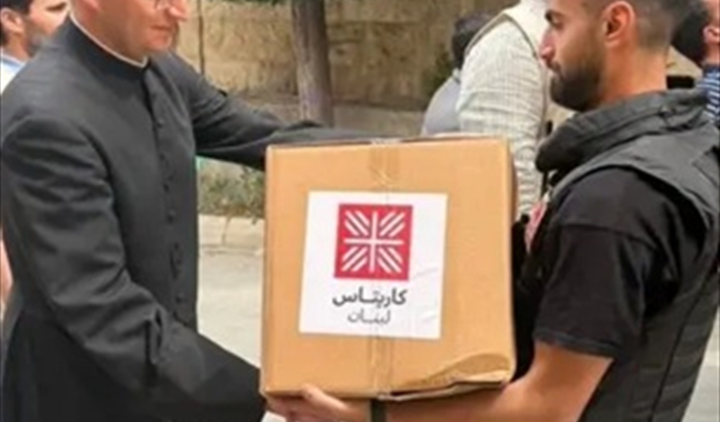 سكرتير السفير البابوي يسلم المساعدات