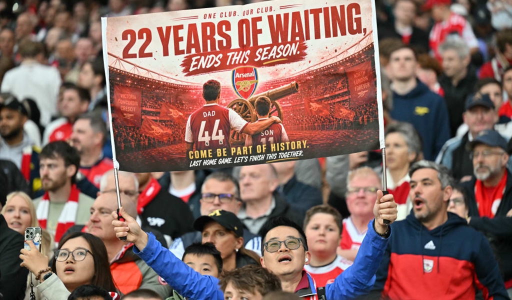 أرسنال يتوج بلقب الدوري بعد غياب 22 عاماً مستغلاً تعثر مانشستر سيتي..