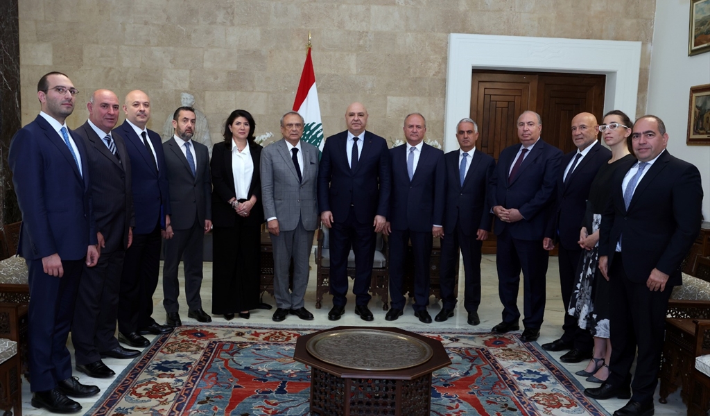 الرئيس عون متوسطاً إدارة مصرف الإسكان برئاسة أنطوان حبيب