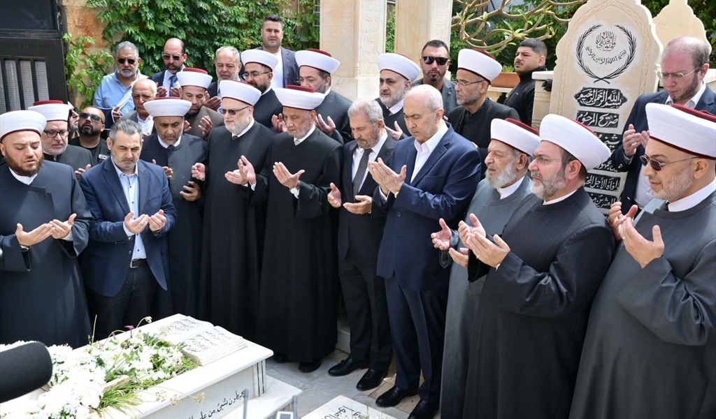 المفتي دريان والنائب مخزومي والعلماء يتلون الفاتحة على ضريح المفتي خالد (محمود يوسف)