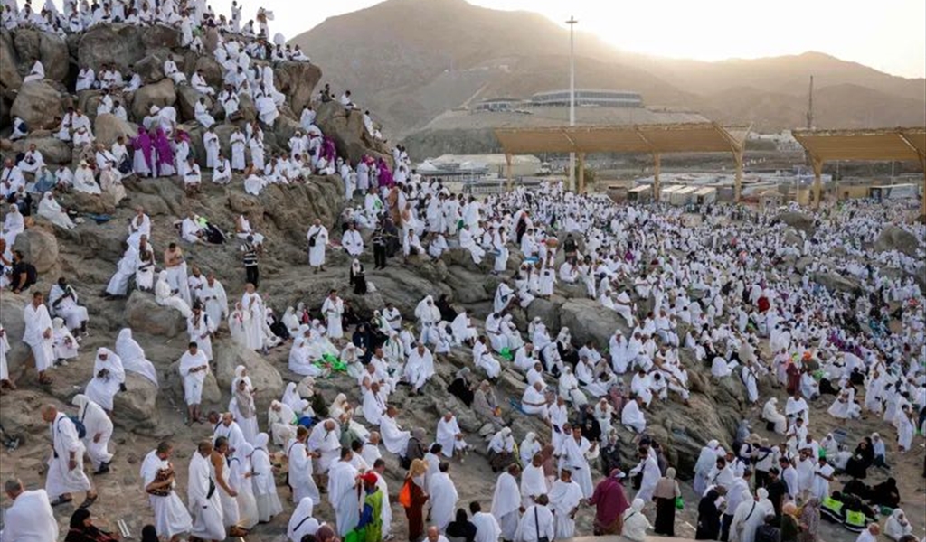 ضيوف الرحمن فوق جبل عرفات لأداء ركن الحج الأعظم