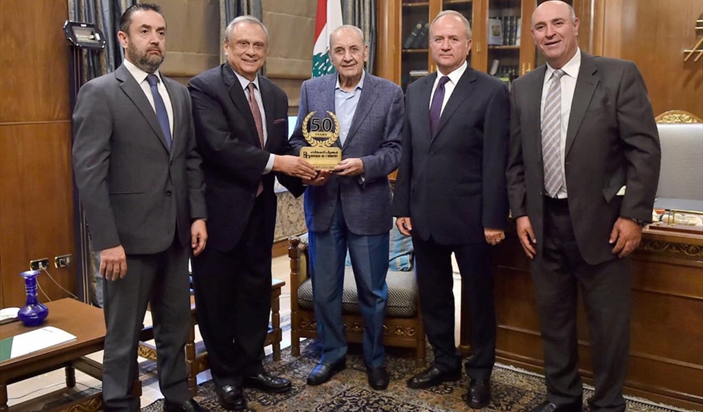 الرئيس بري يتسلم من حبيب درع اليوبيل الذهبي لمصرف الإسكان