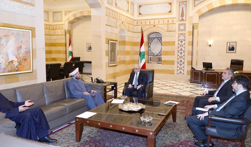 الرئيس سلام مستقبلاً المفتيين الغزاوي والرفاعي