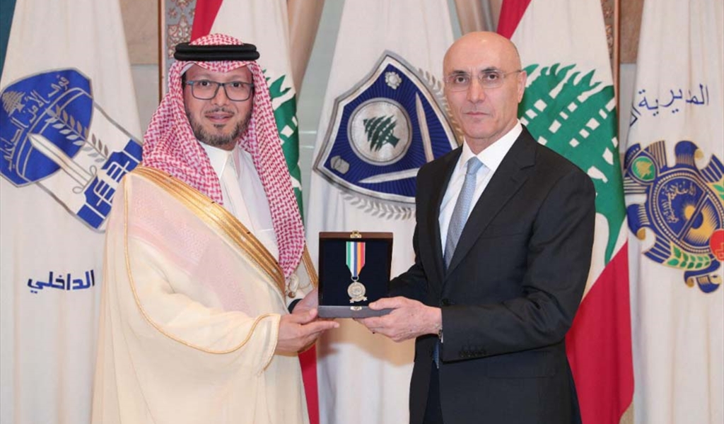 الوزير الحجار يمنح السفير بخاري ميدالية الداخلية