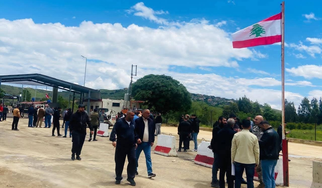 مواطنون يعبرون على جسر قمار بين لبنان وسوريا