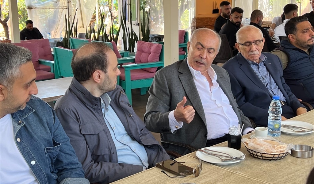 النائب مخزومي خلال فطور في مقهى الروضة مع أهل بيروت