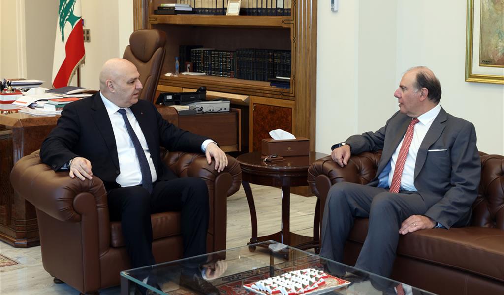 الرئيس عون مجتمعاً مع حاكم مصرف لبنان كريم سعيد