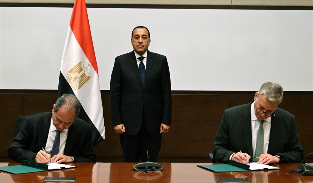 الوزير الصدي ووزير البترول المصري كريم بدوي خلال التوقيع بحضور رئيس الحكومة المصرية