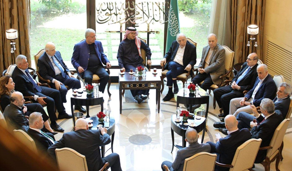 السفير بخاري يتوسط المشاركين في اللقاء