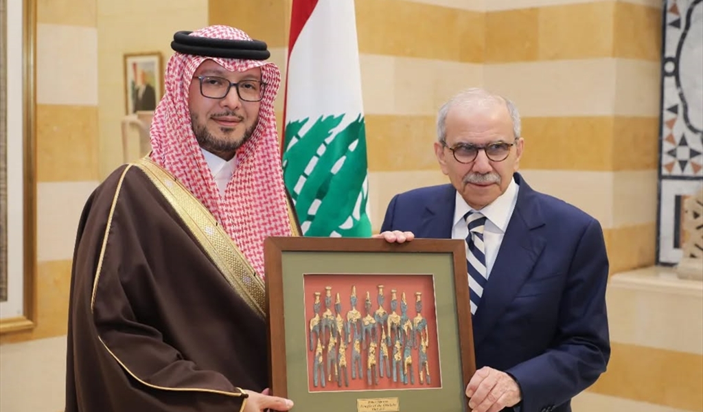 هدية رمزية من الرئيس سلام للسفير بخاري