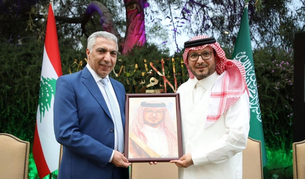 السفير بخاري يتسلم من عبود هدية رمزية