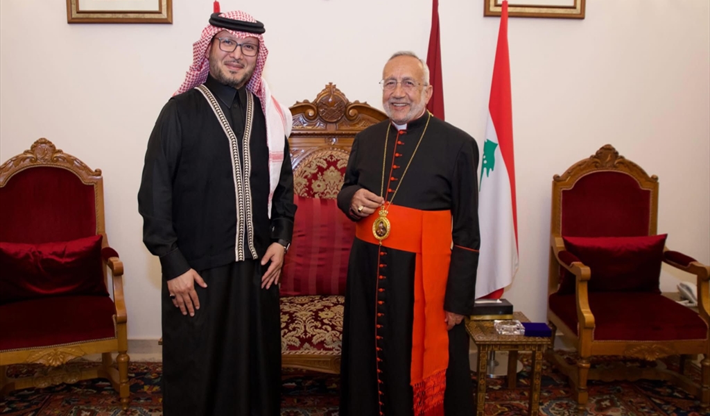 السفير بخاري والبطريرك ميناسيان خلال اللقاء