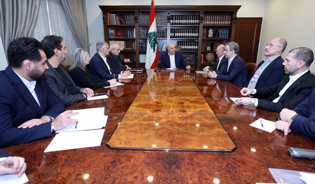 الرئيس عون ونواب خلال الاجتماع حول اقتراح العفو العام