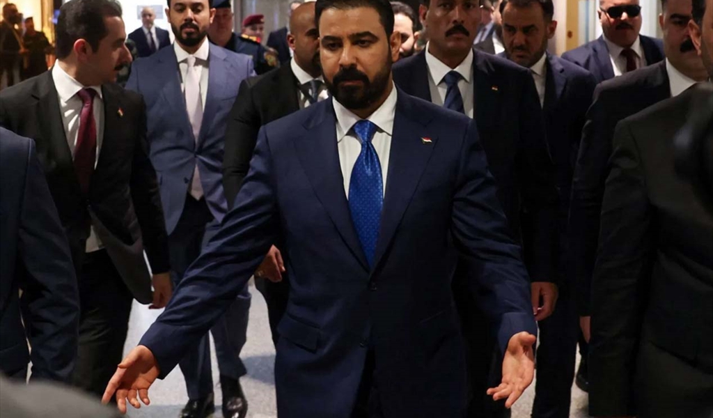 الزيدي خلال حضوره إلى مقر البرلمان في بغداد