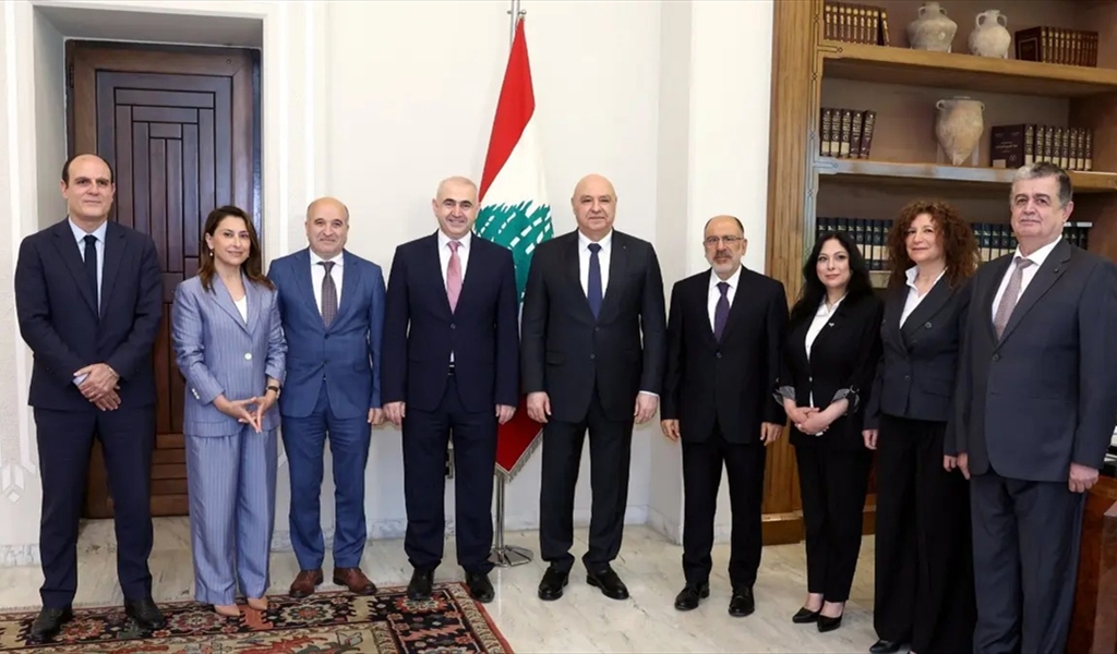 الرئيس عون متوسطاً د. بدران ود. شقير ومشاركين في حفل التوقيع