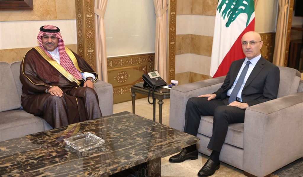 الوزير الحجار مستقبلاً السفير الدوسري
