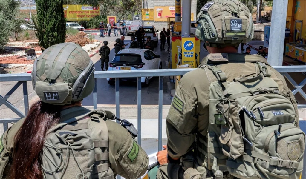 جنود اسرائيليون في مكان الهجوم