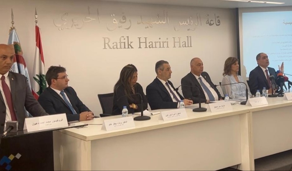 الصفح متوسطاً المشاركين في الندوة