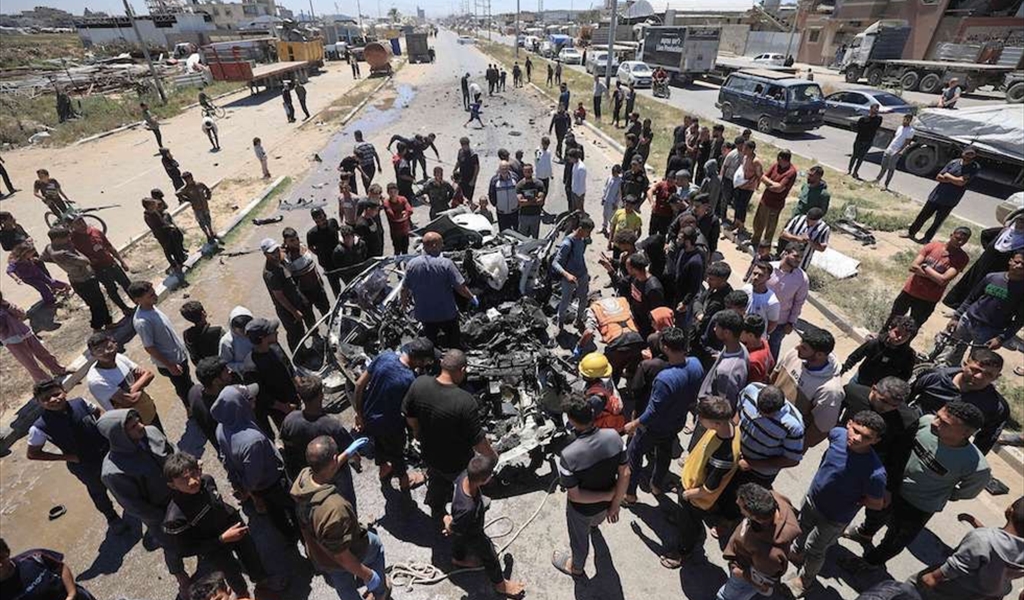 بقايا حافلة للشرطة بعد استهدافها بغارة للاحتلال على غزة