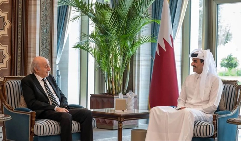 أمير قطر مستقبلاً جنبلاط في الدوحة
