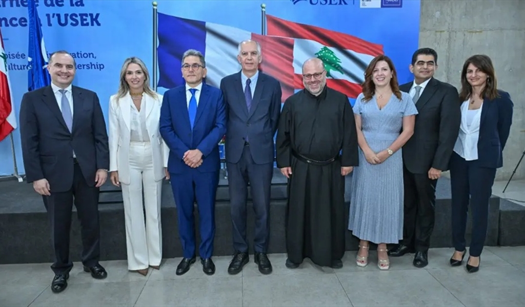 السفير الفرنسي ورئيس الجامعة ومشاركون في اليوم