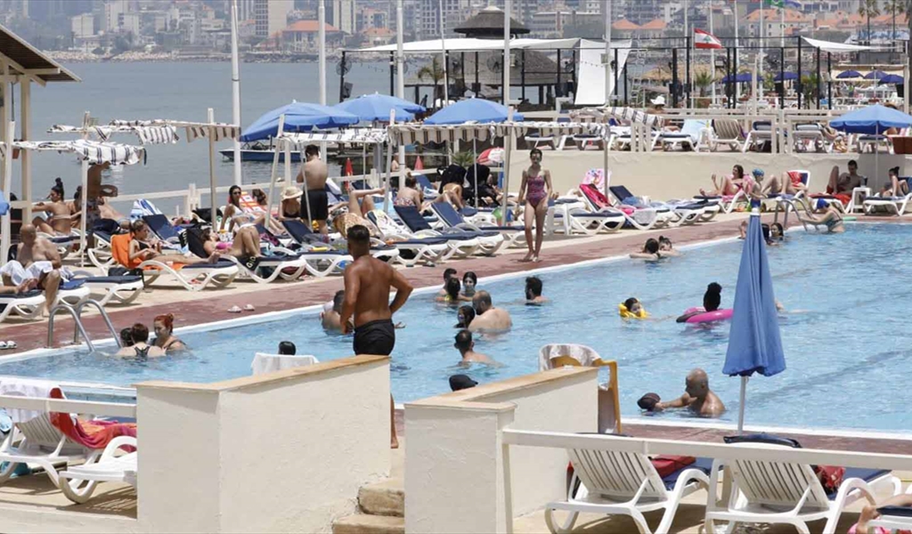وضع المسابح في لبنان: مَنْ باستطاعته أنْ يدفع يدخل ومَنْ ليس باستطاعته يقبع في منزله