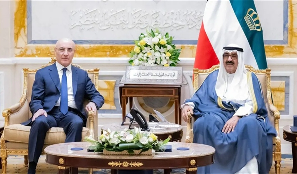 أمير الكويت مستقبلاً الوزير الحجار