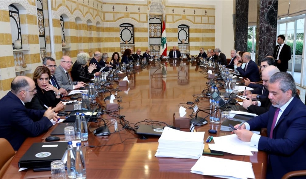 الرئيسان عون وسلام والوزراء خلال الجلسة في بعبدا