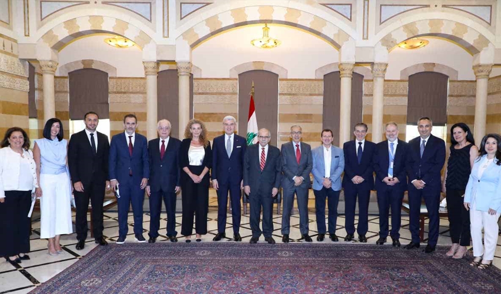 الرئيس سلام متوسطاً الدكتور منيمنة والوزراء والمشاركين