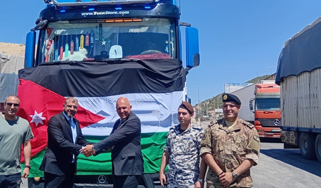 المحادين وكعدو مع المشاركين في تسلُّم المساعدات الاردنية