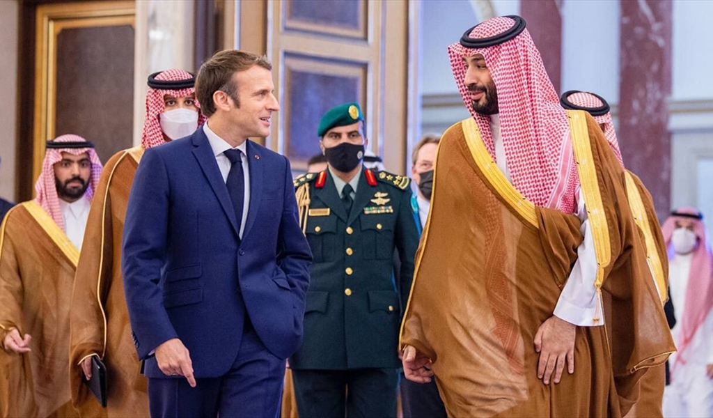 الأمير محمد بن سلمان وماكرون يناقشان الجهود الدبلوماسية لتعزيز استقرار المنطقة