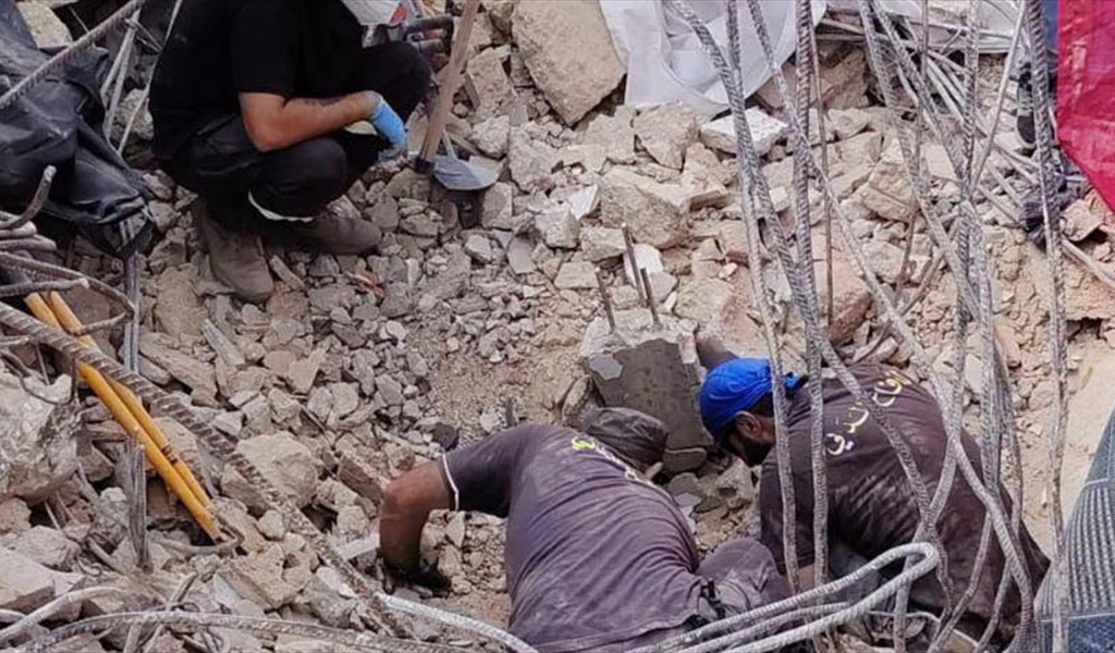 الدفاع المدني يعمل على انتشال جثث الشهداء