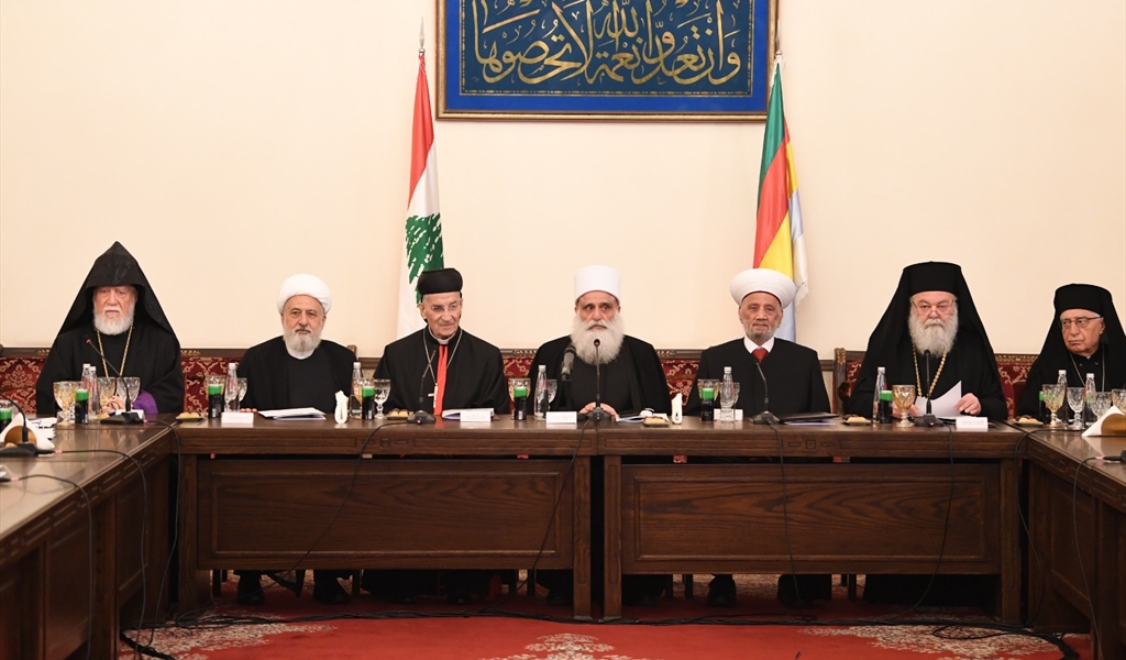 رؤساء الطوائف الاسلامية والمسيحية خلال القمة في دار الطائفة الدرزية، وبدا من اليمين: البطريرك عبسي، والبطريرك اليازجي، المفتي دريان، الشيخ أبو المنى، البطريرك الراعي، الشيخ الخطيب، الكاثوليكس كيشيشيان (تصوير: محمود يوسف)