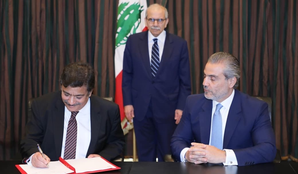 الرئيس سلام متوسطا مكيّه وأحمد خلال توقيع الشراكة