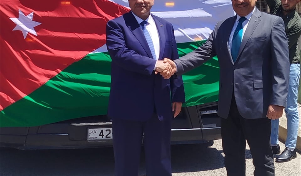 السفير الحديد والعميد نابلسي خلال إستقبال قافلة المساعدات الاردنية