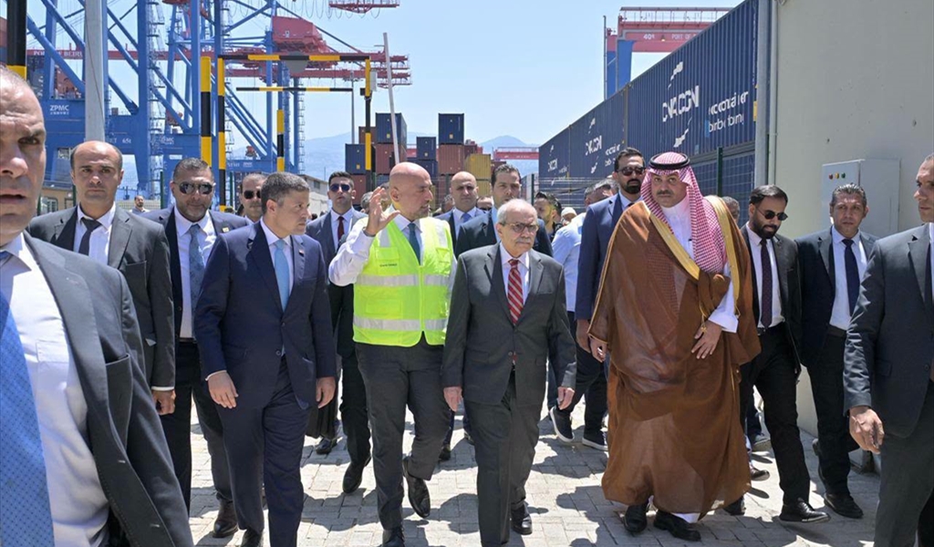 الرئيس سلام والسفير السعودي فهد الدوسري في مرفأ بيروت، لإطلاق أول شحنة من الصادرات اللبنانية المتجهة من مرفأ بيروت إلـى ميناء جدة الإسلامي (محمود يوسف)