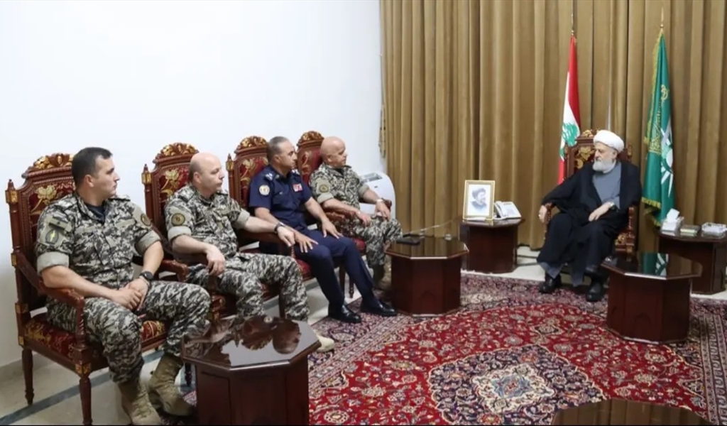 الشيخ الخطيب مستقبلاً اللواء لاوندس والعميد سليمان