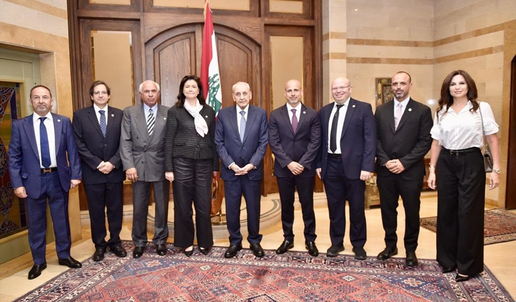 الرئيس بري متوسطاً وفد أمناء جمعية المقاصد (حسن إبراهيم)