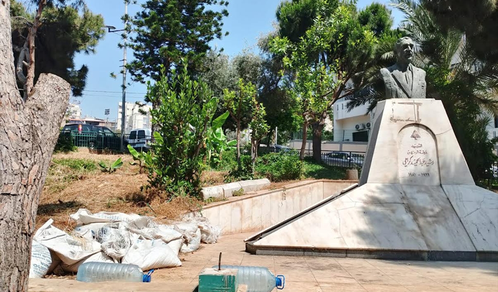 اليباس والاهمال يلفان مرافق الحديقة