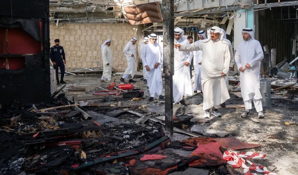 رئيس مجلس الوزراء الكويتي الشيخ أحمد عبدلله الأحمد الصباح يتفقد الأضرار في مبنى الركاب T1 بمطار الكويت الدولي بعد هجمات إيران