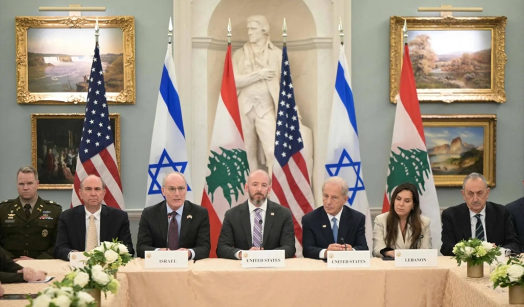 السفيران كرم ومعوض من اليمين الى جانب السفير عيسى والوفد الأميركي، وبدا رئيس الوفد الإسرائيلي السفير يئير..