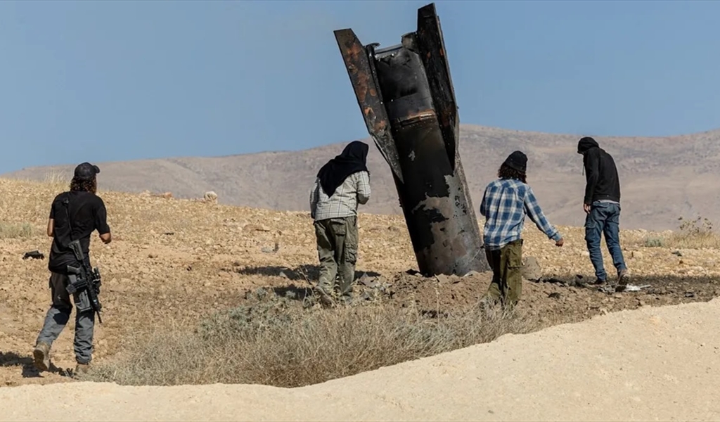مستوطنون أمام بقايا صاروخ إيراني سقط في مستوطنة بالضفة المحتلة